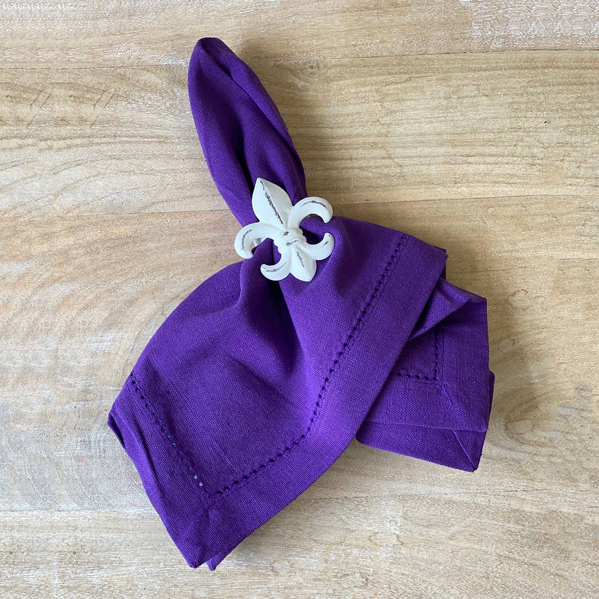 Fleur de Lis Napkin Ring   Antique White   2.25x1.5x2.75