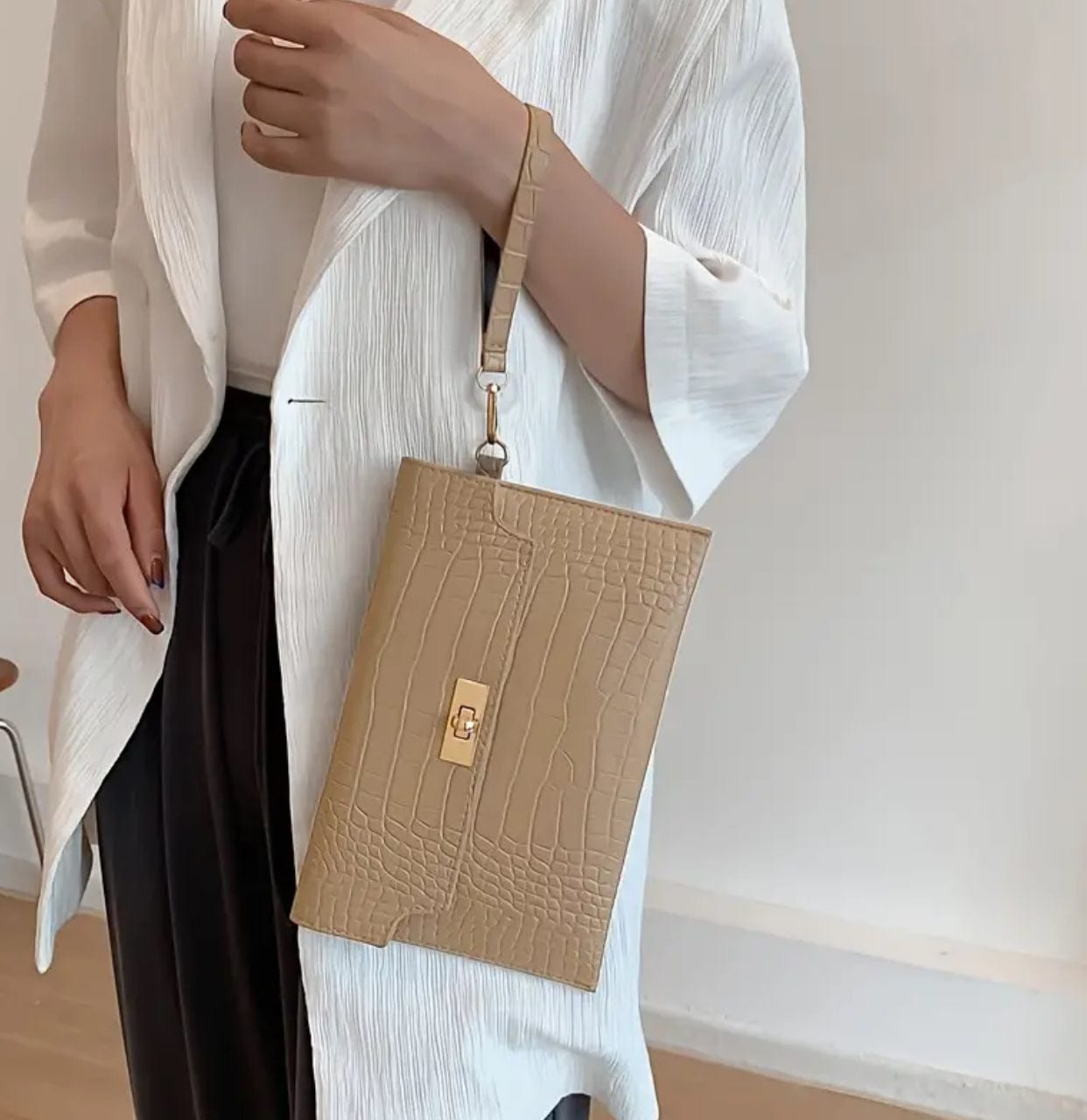 Elegant Crocodile Pattern Clutch