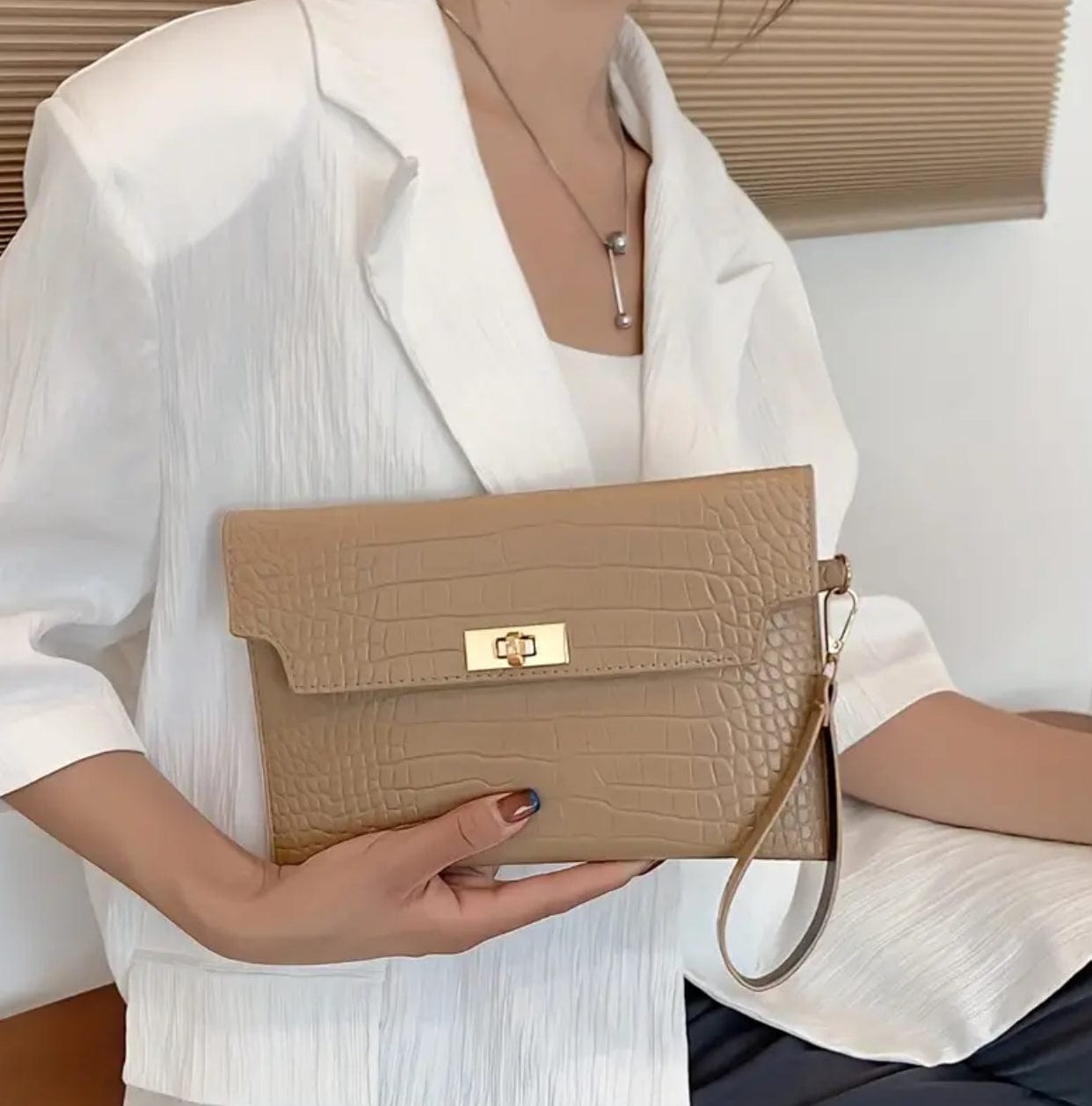 Elegant Crocodile Pattern Clutch